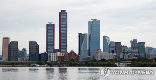 서울시가 여의도 금융중심지구와 아파트지구 기본계획을 차례로 공개하며 여의도의 모습이 변모할 전망이다. 연합뉴스 제공.